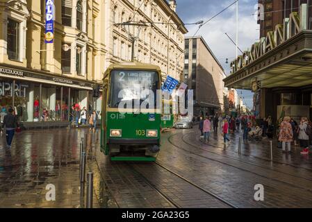 HELSINKI, FINNLAND - 16. SEPTEMBER 2017: Straßenbahn auf einer Stadtstraße nach Regen Stockfoto