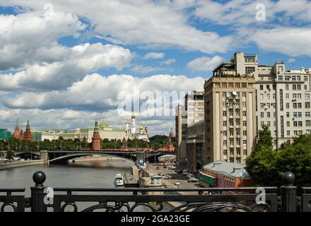 Moskau Blick auf den Kreml und die Big Stone Bridge über den Moskwa Fluss am Sommertag mit blauem Himmel und weißen Wolken. Stockfoto