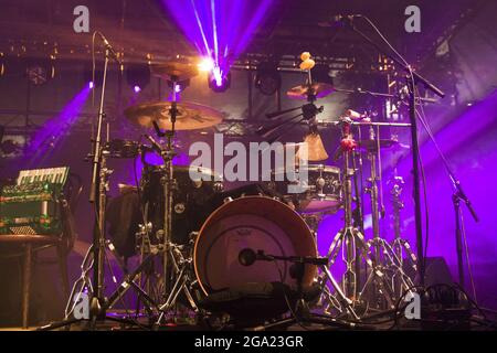 TIFLIS, GEORGIEN - 22. Sep 2018: Eine Aufnahme des Schlagzeug-Musikinstruments während einer Live-Veranstaltung in Tiflis, Georgien. Stockfoto