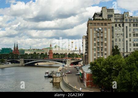 Moskau Blick auf den Kreml und die Big Stone Bridge über den Moskwa Fluss am Sommertag mit blauem Himmel und weißen Wolken. Stockfoto