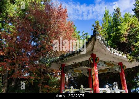 Kiosk im traditionellen chinesischen Stil auf der Wuling Farm in Taichung, Taiwan Stockfoto