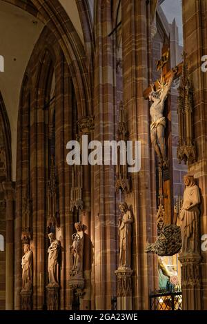 STRASSBURG, FRANKREICH, 23. Juni 2021 : einige Statuen im Kirchenschiff des Straßburger Doms Stockfoto