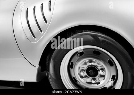 Heckkotflügel des Luxus-Oldtimers. Klassisches Design des alten Autos. Schwarzweiß-Bild Stockfoto