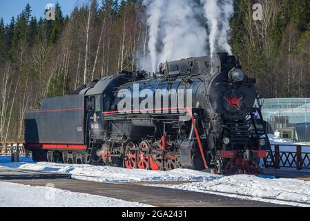 RUSKEALA, RUSSLAND - 10. MÄRZ 2021: Sowjetische Güterzugdampflokomotive der Baureihe LV auf dem Bahnhof Ruskeala an einem sonnigen Märztag Stockfoto