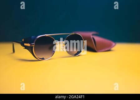 steampunk Sonnenbrille mit Lederetui auf dunklem Hintergrund Stockfoto