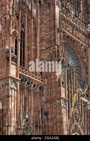 STRASSBURG, FRANKREICH, 23. Juni 2021 : die Kathedrale von Straßburg (Französisch: Notre-Dame de Strasbourg) zählt zu den schönsten Beispielen von Rayonnan Stockfoto