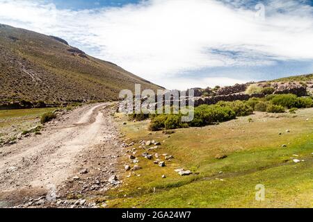 Staubstraße auf dem bolivianischen Altiplano Stockfoto