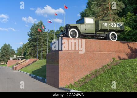 BRYANSK, RUSSLAND - 05. JULI 2021: Denkmal für Militärfahrer an einem sonnigen Julitag. Am Stadtrand von Brjansk Stockfoto