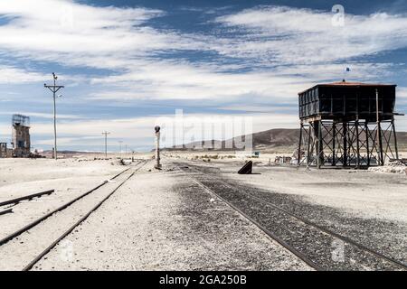 Eisenbahnstrecke von Bolivien nach Chile in einem kleinen Dorf Julaca, Bolivien. Dieses Dorf liegt in einer Wüste im Südwesten Boliviens in der Nähe von Salz Stockfoto