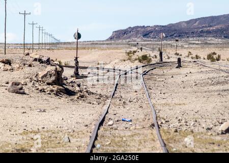 Eisenbahnstrecke von Bolivien nach Chile in einem kleinen Dorf Julaca, Bolivien. Dieses Dorf liegt in einer Wüste im Südwesten Boliviens in der Nähe von Salz Stockfoto