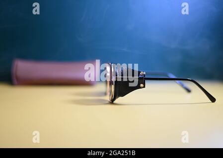 steampunk Sonnenbrille mit Lederetui auf dunklem Hintergrund Stockfoto