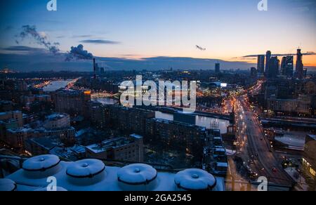 Panoramablick auf die Innenstadt in der Nähe des Garden Rings. Bürogebäude und Wohnungen im Zentrum von Moskau. Winterabend. Vogelperspektive. Stockfoto