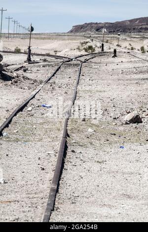 Eisenbahnstrecke von Bolivien nach Chile in einem kleinen Dorf Julaca, Bolivien. Dieses Dorf liegt in einer Wüste im Südwesten Boliviens in der Nähe von Salz Stockfoto