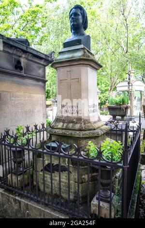 Das Grab von Balzac auf dem Friedhof Pere Lachaise, dem größten Friedhof in Paris, Frankreich. Stockfoto