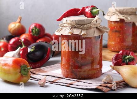 Gemüsesalat mit Auberginen, Karotten, Paprika, Zwiebeln und Tomaten in Gläsern. Horizontales Format. Stockfoto