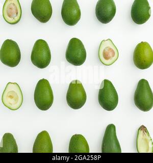 Avocado-Muster auf weißem Hintergrund. Flach liegend, Draufsicht. Lebensmittelkonzept. Stockfoto