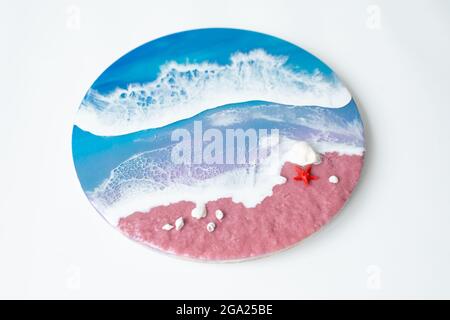Harzkunst mit Meereswellen und Strand mit Seesternen. Epoxidfarbe Stockfoto