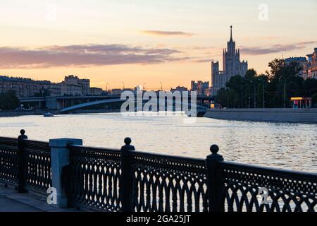 Das Hochhaus am Kotelnicheskaya-Ufer des Moskwa-Flusses. Stalinistischer Wolkenkratzer im Abendlicht bei Sonnenuntergang. Stockfoto