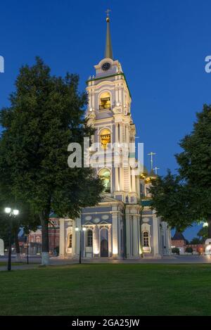 Glockenturm der Mariä-Himmelfahrt-Kathedrale in der Abenddämmerung im Juli. Tula Kreml, Russland Stockfoto