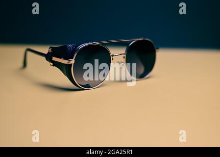 Sonnenbrille im Steampunk-Stil mit dunklem Hintergrund Stockfoto