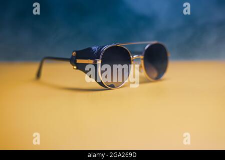 steampunk Sonnenbrille mit Ledereinsätzen mit Rauch auf dunklem Hintergrund Stockfoto