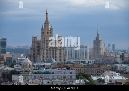 Panoramablick auf die Stadt am blauen Himmel mit leichtem Dunst oder Smog. Zwei stalinistische Wolkenkratzer und das Weiße Haus von Russland. Moskau. Stockfoto