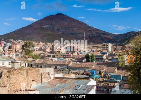 Blick auf das historische Zentrum von Potosi, Bolivien. Cerro Rico (Rich Mountain) im Hintergrund. Stockfoto