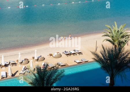 Private Lagune und Strand am Golf von Aqaba, im Al Manara, Luxury Collection Hotel, erstes 5-Sterne-Resort in der alten Hafenstadt Aqaba, Jordanien Stockfoto