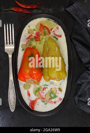 Pfeffer gefüllt mit Fleisch und Reis auf schwarzem Hintergrund Stockfoto