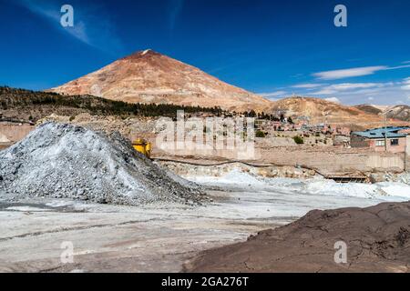 Erzverarbeitungsanlage in Potosi, Bolivien. Cerro Rico Berg im Hintergrund. Stockfoto