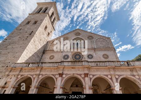Die schöne Fassade der alten Kathedrale Santa Maria Assunta in Spoleto, Italien, vor einem dramatischen Himmel Stockfoto