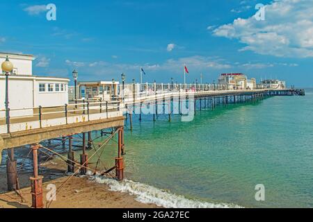 Ein Blick entlang des Worthing Pier an einem sonnigen Sommertag Stockfoto