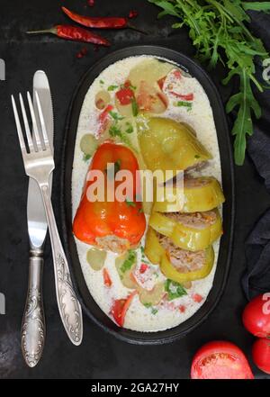 Pfeffer gefüllt mit Fleisch und Reis auf schwarzem Hintergrund Stockfoto