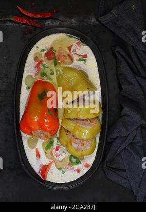 Pfeffer gefüllt mit Fleisch und Reis auf schwarzem Hintergrund Stockfoto