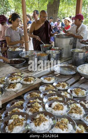 Buddhistische Mönche, die in Bagan, Myanmar-Burma, kostenlose Nahrung an Pilger verteilen Stockfoto