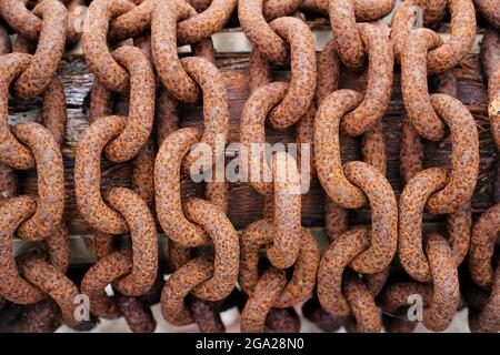 ROSTIGE METALLGLIEDERKETTEN AN EINER WINDE AM BUDE CANAL IN BUDE CORNWALL UK Stockfoto