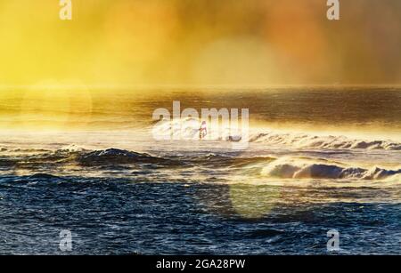 Windsurfen im Ho'okipa Beach Park in der Nähe von Paia; Maui, Hawaii, Vereinigte Staaten von Amerika Stockfoto