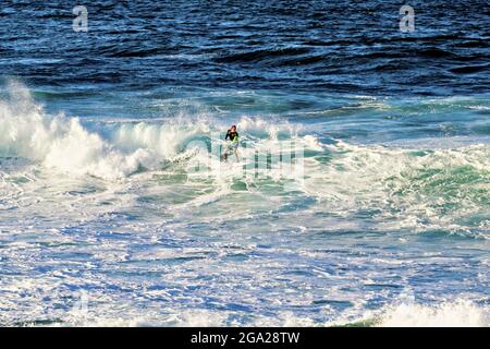 Ein Surfer, der das Ende einer Welle im Ho'okipa Beach Park in der Nähe von Paia reitet; Maui, Hawaii, Vereinigte Staaten von Amerika Stockfoto