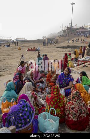 Pilgerinnen am Ufer des Ganges; Varanasi, Uttar Pradesh, Indien Stockfoto