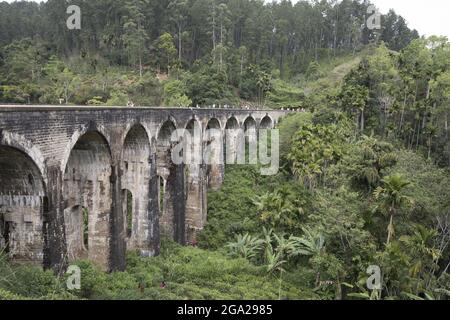 Nine Arch Bridge zwischen Ella und Demodra, Hill Country, Sri Lanka; Ella, Badulla District, Sri Lanka Stockfoto