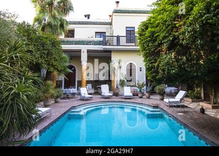 Swimmingpool im Innenhof des Palais Arrsat in der Medina von Marrakesch, Marokko; Marrakesch, Marrakesch, Marokko Stockfoto