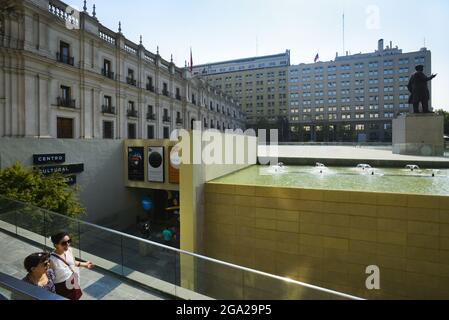 Eingang des Centro Cultural Palacio de La Moneda, Santiago de Chile; Santiago, Chile Stockfoto