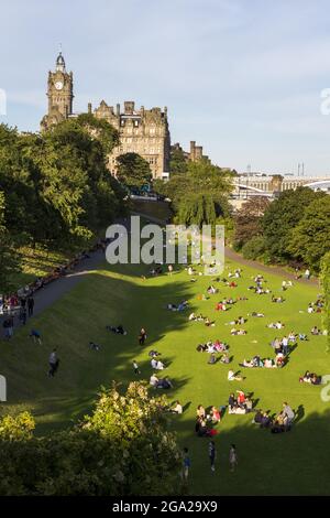 Stadtbesucher sitzen in den Princes Street Gardens im Zentrum von Edinburgh, Schottland; Edinburgh, Schottland Stockfoto