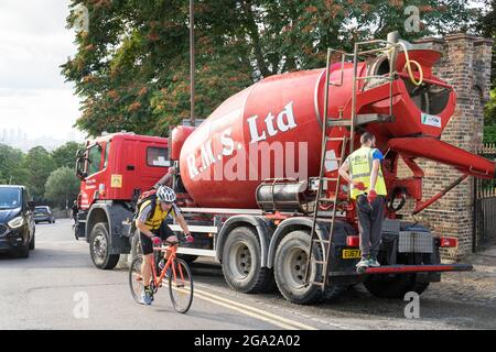 Transportwagen auf der Straßenseite bereit für die Lieferung Beton auf Hausbaustelle London England Großbritannien Stockfoto