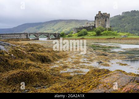 Ein Blick auf Eilean Donan Castle und seine Causeway-Brücke in Kyle of Lochalsh, Schottland; Kyle of Lochalsh, Schottland Stockfoto