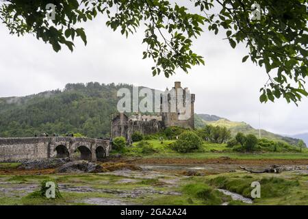 Ein Blick auf Eilean Donan Castle und seine Causeway-Brücke in Kyle of Lochalsh, Schottland; Kyle of Lochalsh, Schottland Stockfoto