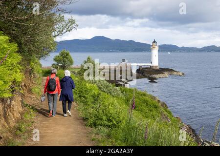 Zwei Frauen wandern in Richtung des Leuchtturms Rubha nan Gall (Stevenson) in der Nähe von Tobermory, Schottland; Tobermory, Isle of Mull, Schottland Stockfoto