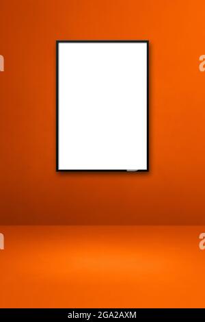 Schwarzer Bilderrahmen an einer orangefarbenen Wand. Leere Mockup-Vorlage Stockfoto