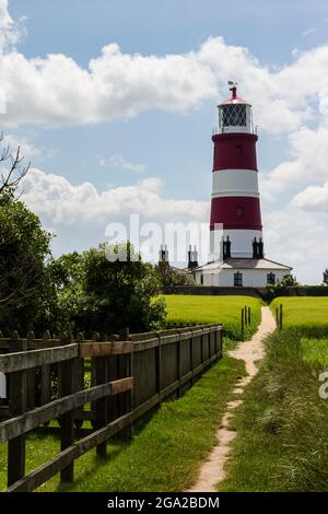 Strecke, die an einem sonnigen Sommertag in North Norfolk zum Leuchtturm von Happisburgh führt, aufgenommen am 5. Juli 2021. Stockfoto