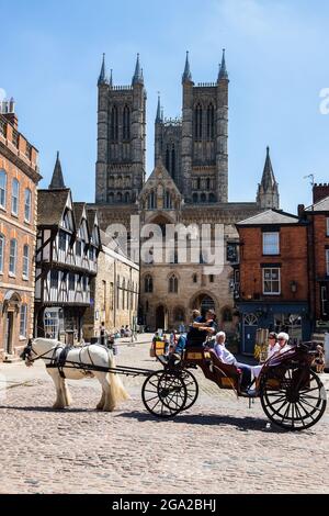 Blick von einem der Bögen im Exchequers Gate in Richtung Lincoln Cathedral, aufgenommen am 16. Juni 2021. Stockfoto